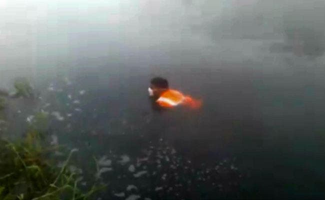 नहर में गिरे आदित्य का शव बरामद, शुक्रवार को लोहे की पाइप पर पैर फिसल जाने से गिर गया था मासूम