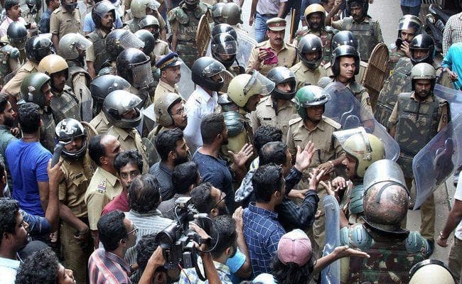 सबरीमाला विवाद : भाजपा सांसद घर पर बम फेंका, आरएसएस कार्यालय में लगायी आग