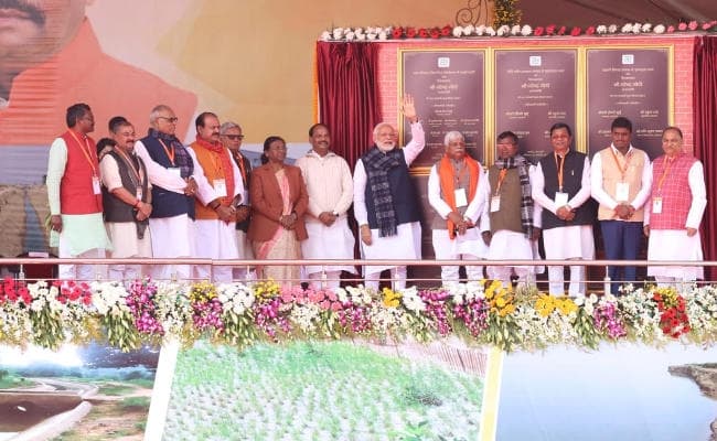 PM Modi in Palamau : कर्जमाफी के नाम पर वे किसानों को ठग रहे, हम किसानों की पीढ़ियों को समृद्ध बनाने में जुटे हैं