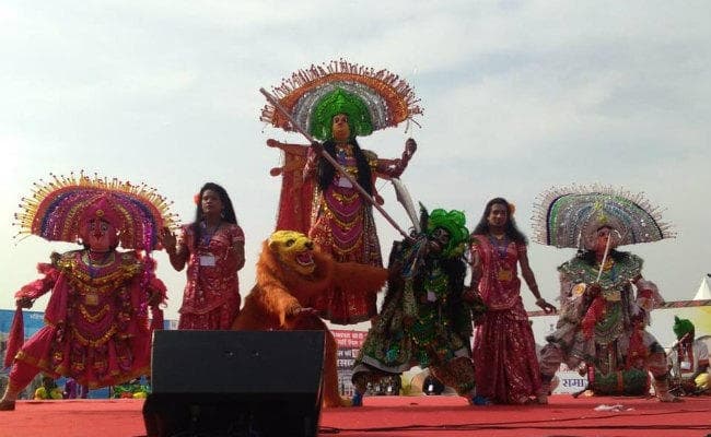 पलामू में PM मोदी के सामने सरायकेला के कलाकारों ने पेश किया छऊ व पाईका नृत्य