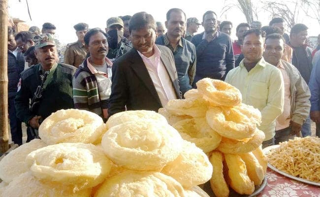 कुचाई : फुटबॉल प्रतियोगिता के विजेता बिट्टु स्पोर्टिंग क्लब को मिला 50 हजार का पुरस्कार