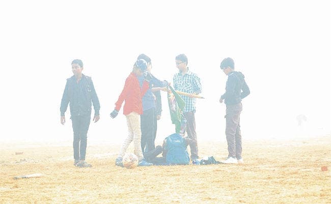 सर्दी-कोहरे का दिखने लगा असर, आज से और गहरायेगा कोहरा, ब्लड प्रेशर और हार्ट के मरीज ऐसे बरतें सावधानी