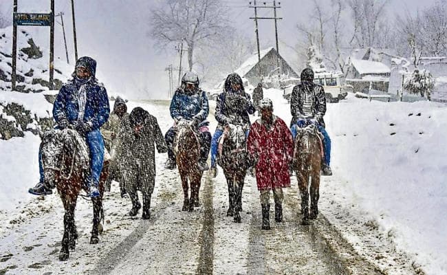 भारी बर्फबारी के बाद देश के अन्य हिस्सों से कश्मीर का टूटा संपर्क, आज इन राज्‍यों में हो सकती है ओलावृष्टि