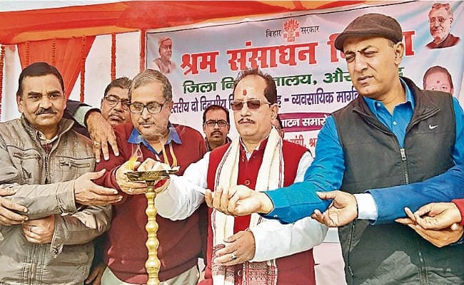 औरंगाबाद : युवाओं का शोषण किया तो रद्द होगा निबंधन : मंत्री विजय सिन्हा