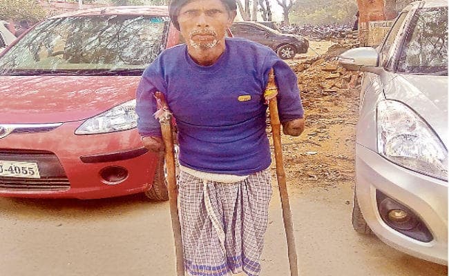 पत्नी के इलाज के लिए एक पांव से दौड़ते तपेश्वर