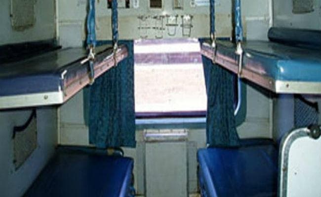 उठो...उठो... हो सर जी! ट्रेन में सोये लोगों से कंबल छीन रहे हैं रेलवे कर्मचारी, ठिठुर रहे यात्री