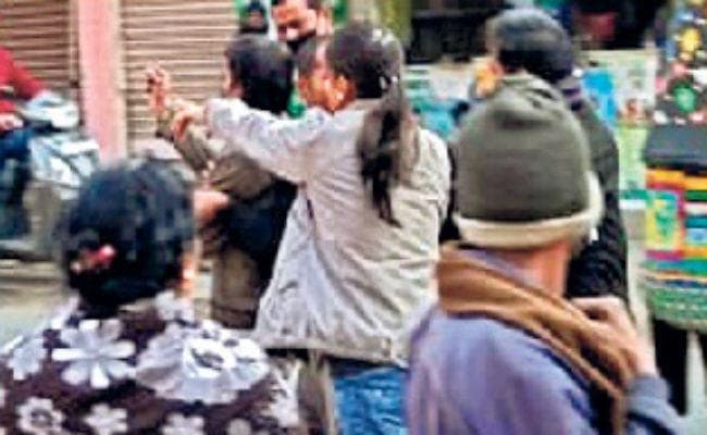 10 मिनट तक दो मनचलों को सड़क पर धुनती रही यह बिहारी लड़की