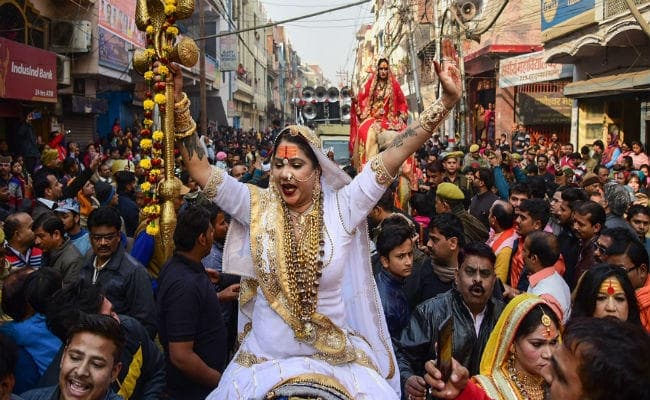 प्रयागराज में पहली बार निकली किन्नर अखाड़े की देवत्व यात्रा, दर्शन को उमड़ा जनसैलाब