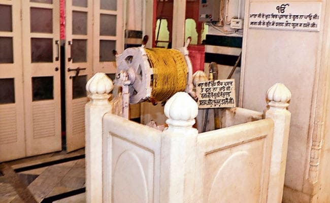 माता गुजरी के कुएं से श्रद्धालु ले जाते हैं पवित्र जल