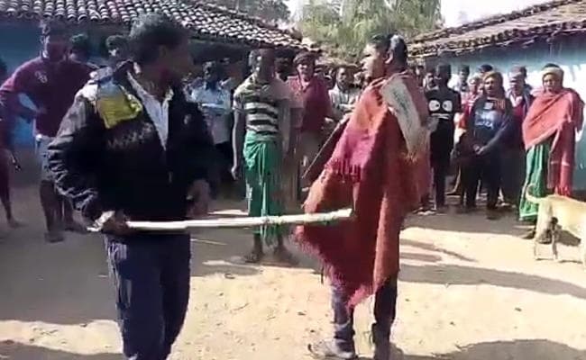 गुमला में बाप ने किया बेटी का बलात्कार, गांव और पंचायत ने दी ऐसी सजा गुमला में बाप ने किया बेटी का बलात्कार, गांव और पंचायत ने दी ऐसी सजा