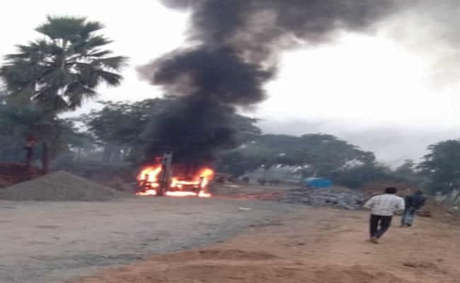 चतरा : नक्सलियों ने मचाया उत्पात, सिंह कंस्ट्रक्शन  के चार वाहनों को फूंका, कर्मियों से भी की मारपीट