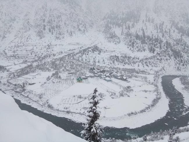 हुस्न पहाड़ों का: जम्मू-कश्मीर से लेकर हिमाचल तक बर्फबारी