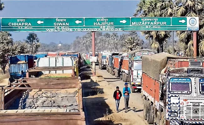 विक्रमशिला पुल जाम : फंसे पथ निर्माण विभाग के प्रधान सचिव, इधर आरा-छपरा पथ पर घंटों फंसे रहे हजारों वाहन