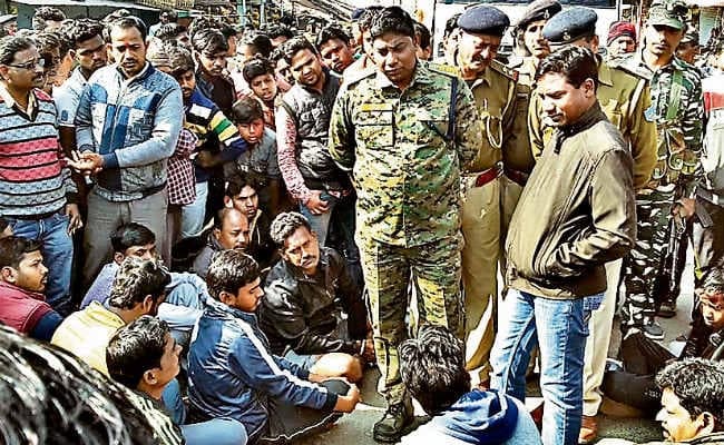 सिसई में मृत पशु का सिर टांगने पर हंगामा, लोगों ने की सड़क जाम