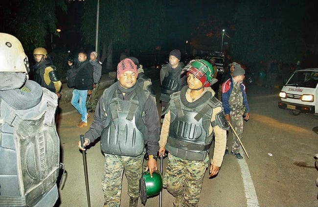 जमशेदपुर :  सोनारी में पिटाई में घायल अंकुश की मौत, टीएमएच में हंगामा, लाठीचार्ज