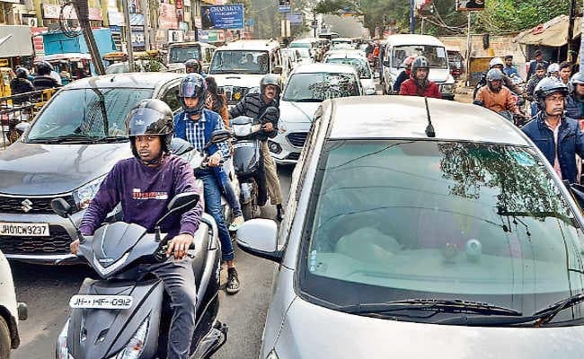 रांची : ट्रैफिक सिग्नल में प्रोग्राम इंटरफेस डिवाइस लगने के बाद कल से और सुधरेगी नयी यातायात व्यवस्था