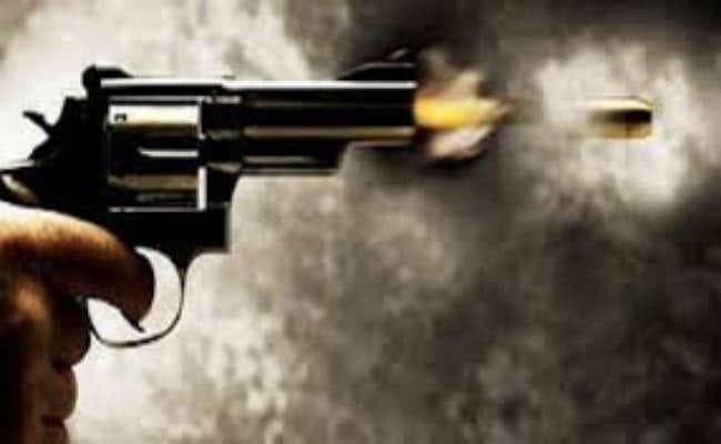 वर्चस्व को लेकर गोपालपुर में दो गुटों के बीच हुई ताबड़तोड़ फायरिंग में तीन जख्मी