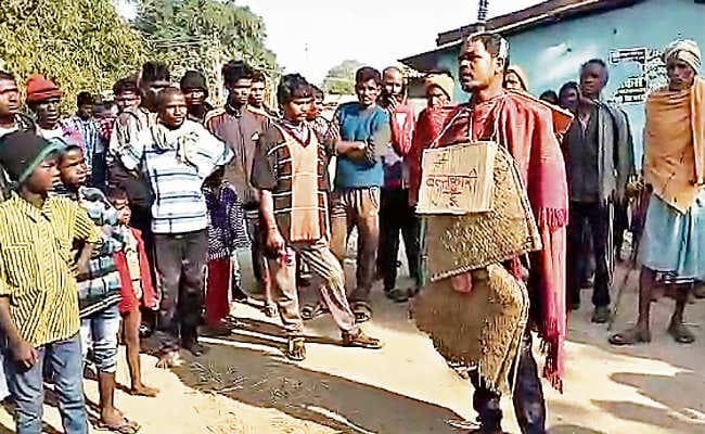 गुमला : सौतेली बेटी से दुष्कर्म करने के आरोपी की ग्रामीणों ने की पिटाई, गले में तख्ती टांग गांव में घुमाया