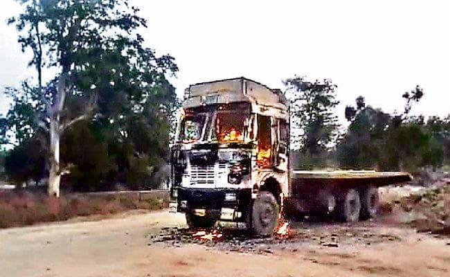 चतरा : माओवादियों ने फूंके चार वाहन