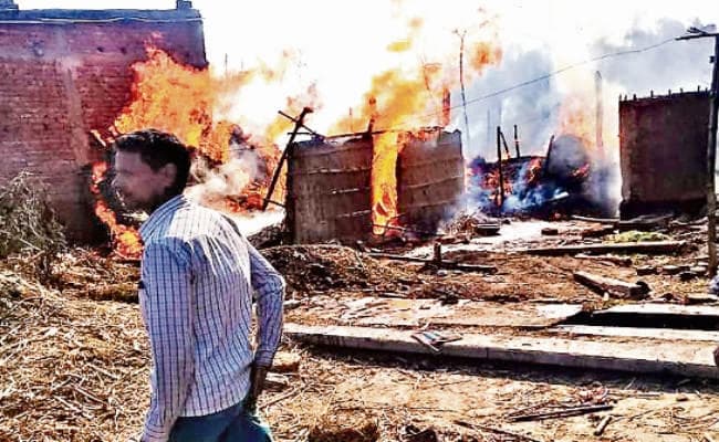 सुपौल के दो गांवों में भीषण आग 30 घर जले, लाखों का नुकसान, शीतलहर के बीच चौबीस परिवार हुए बेघर