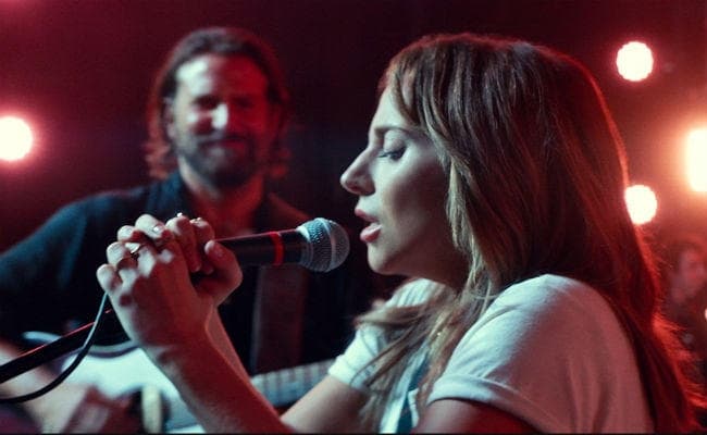 #GoldenGlobes2019: इस अवॉर्ड शो की मेजबानी करनेवाली पहली एशियाई महिला बनीं सैंड्रा, लेडी गागा ने जीता अवॉर्ड