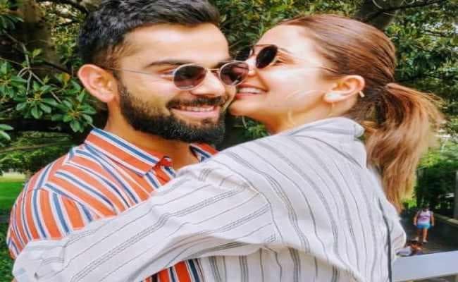 ऐतिहासिक जीत के बाद विराट को अनुष्का ने ग्राउंड पर कुछ यूं दी बधाई