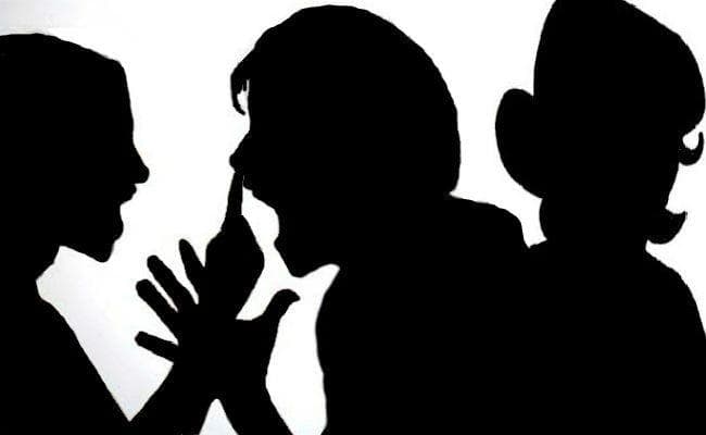 अवैध संबंध का पत्नी ने किया विरोध, तो पति ने दी सलाह- तुम भी रख लो ब्वॉयफ्रेंड