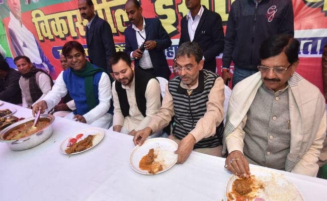 मुकेश सहनी के माछ-भात कार्यक्रम में शामिल हुए तेजस्‍वी, कहा- लोकतंत्र बचाने को हम हुए एकजुट