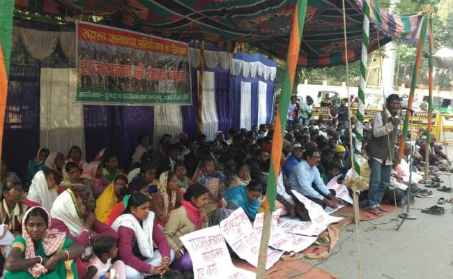 मंडल डैम परियोजना के विरोध में AIPF ने राजभवन के सामने दिया धरना