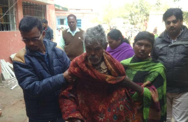 6 माह से घर में कैद मंगरा हुआ मुक्त, पुरखों की जमीन बेचने के कारण परिजनों ने कैद में रखा था