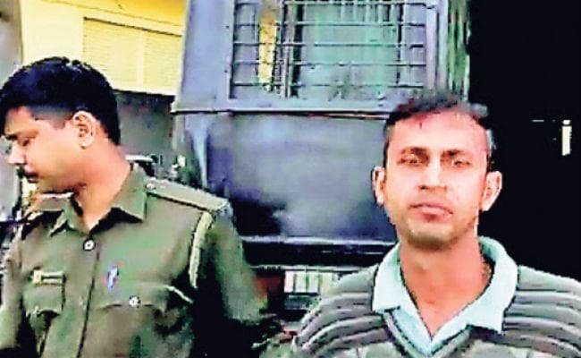 जलपाईगुड़ी : एक गलती पर नप गये अलीपुरद्वार के डीएम, नहीं पता था कि फेसबुक फ्रेंड डीएम की हैं पत्नी