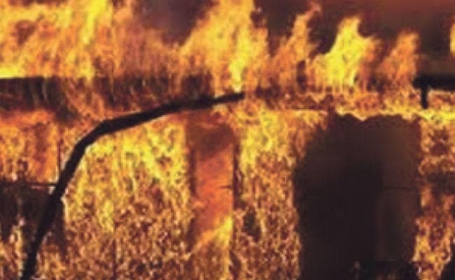 मानिकतल्ला : प्लाइवुड गोदाम में लगी आग पेपर गोदाम तक पहुंची