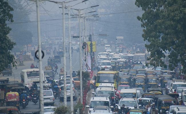 मौसम का यू टर्न : बूंदा-बांदी संग 50 किमी प्रति घंटे की रफ्तार से बही हवा