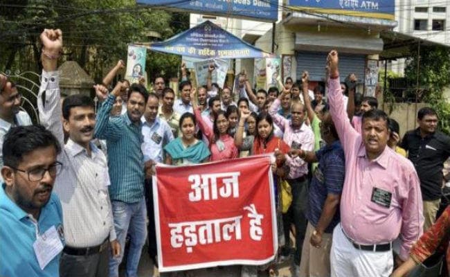 ट्रेड यूनियनों की दो दिनी देशव्यापी हड़ताल : कई राज्‍यों में प्रदर्शन और झड़प, कई सेवाओं पर असर