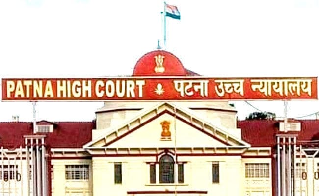 शिक्षक की नियुक्ति प्रक्रिया निर्धारित समय सीमा के अंदर पूरी नही होने पर संबंधित अधिकारियों के वेतन पर हाईकोर्ट ने लगायी रोक