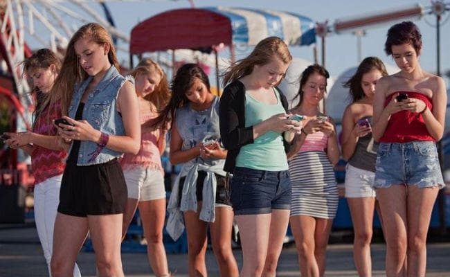 Research: सोशल मीडिया पर समय बितानेवाली लड़कियों को हो सकती है यह गंभीर बीमारी