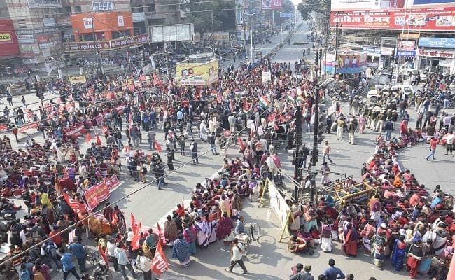 बिहार : आंगनबाड़ी सेविका-सहायिकाओं का पटना में उग्र प्रदर्शन, पुलिस से झड़प