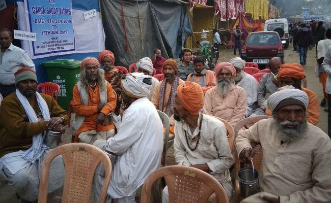 गंगासागर स्नान के लिए पहुंचने लगे तीर्थयात्री, कोलकाता में आउट्राम घाट पर साधुओं ने रमायी धूनी