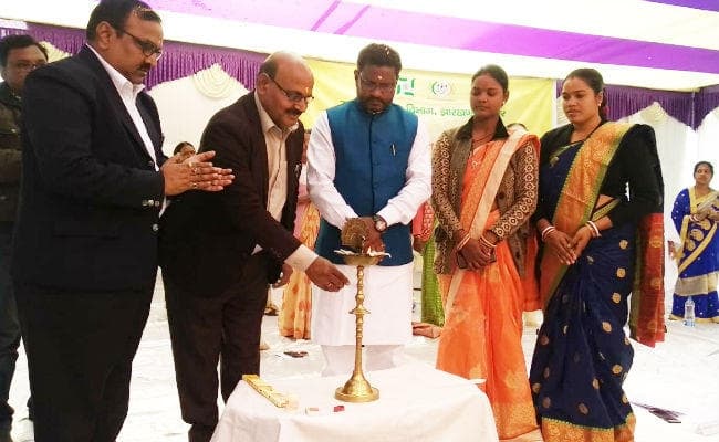 महिलाएं स्वरोजगार से जुड़कर आत्मनिर्भर बनें, तभी मिलेगी विकास को गति : दशरथ गागराई