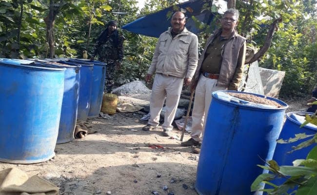इचाक : पुलिस ने दर्जनों अवैध देशी शराब मिनी फैक्ट्री को किया ध्वस्त