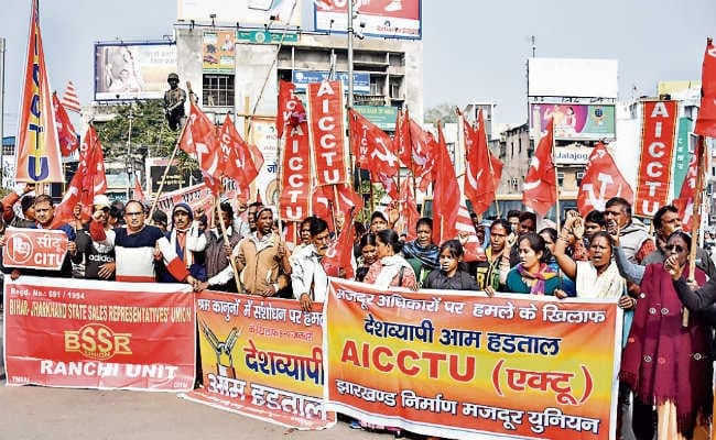 रांची : बैंक, बीमा, डाकघर में ठप रहा काम, कोल कंपनियों में मिलाजुला असर, जुलूस निकाल कर किया प्रदर्शन