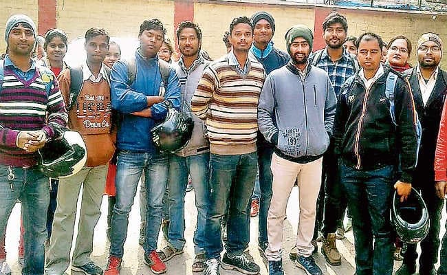 रांची : एग्जाम देने पहुंचे परीक्षार्थी, पता चला पेपर छपा ही नहीं है