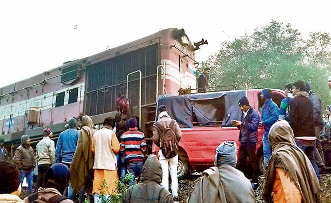 आरा : भभुआ इंटरसिटी से टकराया मैजिक वाहन, बचा ड्राइवर