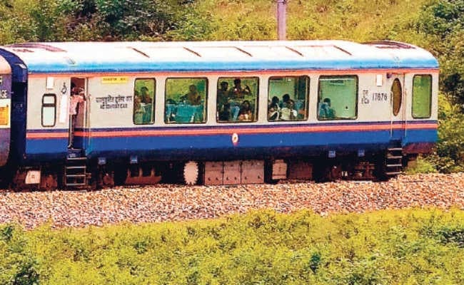 सिलीगुड़ी : डुआर्स मार्ग पर ट्रेन की छत से दिखेगा खुला आसमान