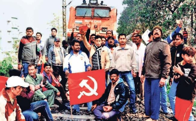 कोलकाता : श्रमिक संगठनों की हड़ताल के पहले दिन उपद्रव की छिटपुट घटनाएं