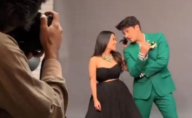 फोटोशूट के बाद अचानक नेहा ने उतारा गाउन, देखते रह गये सोनू निगम, VIDEO