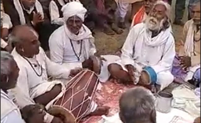 Kolkata : भक्ति के रंग में रंगे गंगासागर जाने वाले श्रद्धालु, देखें Video