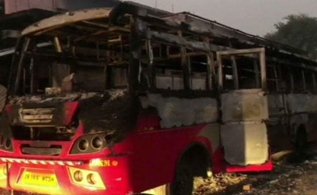 इस बात से गुस्साये यात्रियों ने बस में लगा दी आग, जान बचाकर भागे बस स्टाफ