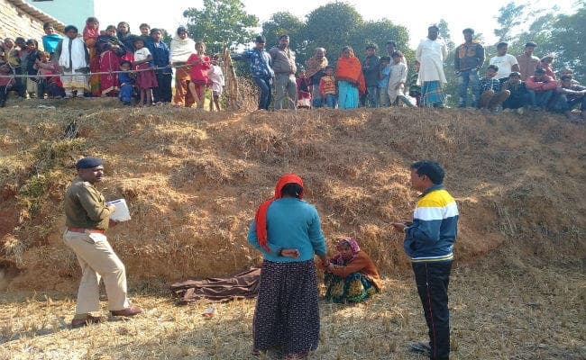 गुमला : वृद्ध महिला की ठंड से मौत, रातभर शव से लिपटी रही तीन साल की पोती