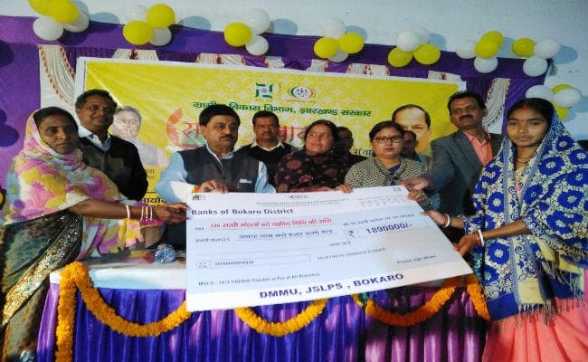 कसमार : सखी संवाद में जुटी महिलाएं, एक करोड़ साठ लाख का चेक मिला